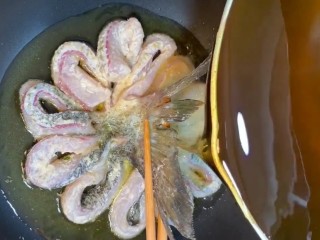 5、糖醋鲫鱼,摆入锅中，油温七成热浇热油定型