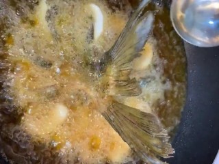 6、糖醋鲫鱼,小火炸至金黄