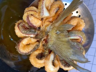 7、糖醋鲫鱼,捞出控油