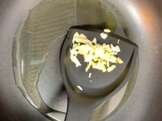 8、糖醋鲫鱼,起锅烧油放葱，姜爆香