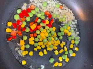 9、糖醋鲫鱼,放入青豆，玉米，红椒丁