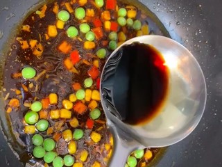 10、糖醋鲫鱼,放入耗油，番茄酱，生抽，老抽，清水，盐，白糖，一勺陈醋