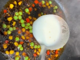 11、糖醋鲫鱼,煮开放一勺水淀粉勾成芡汁