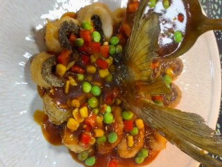 12、糖醋鲫鱼,浇汁即可