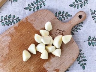 2、下酒神器:麻辣牛板筋,大蒜去皮切丁