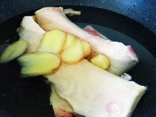 3、下酒神器:麻辣牛板筋,牛板筋剔除表面油脂和血水 同生姜料酒 冷水下锅