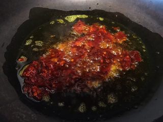 6、下酒神器:麻辣牛板筋,油锅烧热倒油烧至七八成热放入郫县豆瓣酱爆香