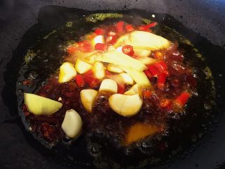 7、下酒神器:麻辣牛板筋,放入切好的姜蒜辣椒段 继续翻炒