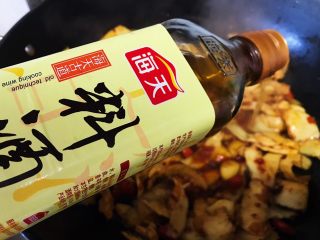 11、下酒神器:麻辣牛板筋,倒入料酒(没有或者不喜欢料酒的可以换成高度白酒或者啤酒)