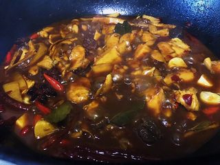 16、下酒神器:麻辣牛板筋,大火煮开转中小火炖煮40分钟 (中途记得揭盖子翻炒一会儿 以免糊锅烧焦)