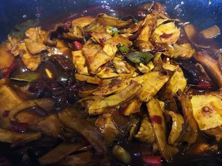 17、下酒神器:麻辣牛板筋,大火收汁 即可出锅(喜欢鸡精的可以稍微加一些提提味)