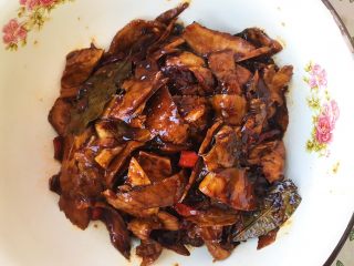 19、下酒神器:麻辣牛板筋,稍微晾凉的牛板筋放入盆锅中