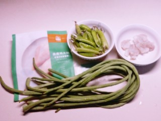 1、豇豆酿鸡蓉,食材准备好