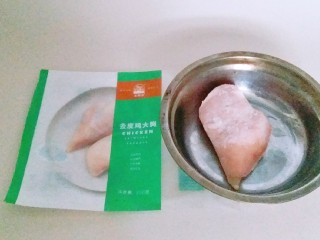 2、豇豆酿鸡蓉,鸡肉解冻中