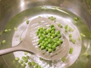3、豇豆酿鸡蓉,豌豆焯水