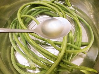 4、豇豆酿鸡蓉,豇豆用开水煮一会儿捞出备用  开水中加入盐2克 食用油半勺