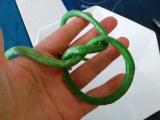 9、豇豆酿鸡蓉,汆水后的豇豆打一个结 形成环状