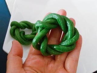 10、豇豆酿鸡蓉,提着豇豆两端 沿着各自的方向围着环形缠绕