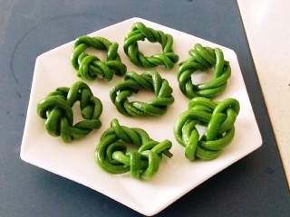 11、豇豆酿鸡蓉,豇豆环依次全部做好  