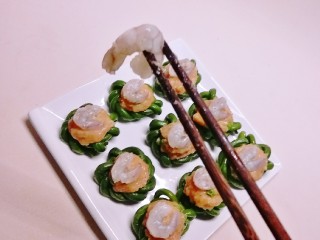 12、豇豆酿鸡蓉,将肉蓉团成肉丸 放到豇豆环上面  顶端摆放一只虾仁