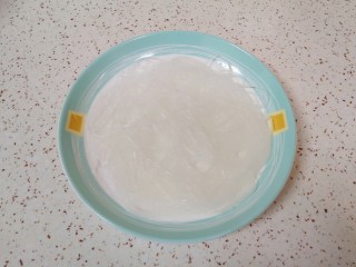 3、粉丝蒸金针菇,铺在盘子底部。