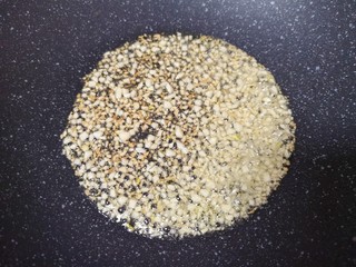 7、粉丝蒸金针菇,炒锅内倒适量的食用油烧热,下入蒜末小火炒至金黄色。