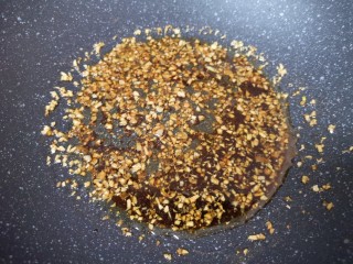 9、粉丝蒸金针菇,加入少许开水搅拌均匀,味道稍微调重一些。