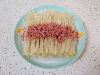 12、粉丝蒸金针菇,放在金针菇上面。