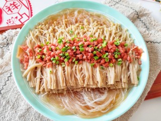 15、粉丝蒸金针菇,撒上蒜苗碎即可。