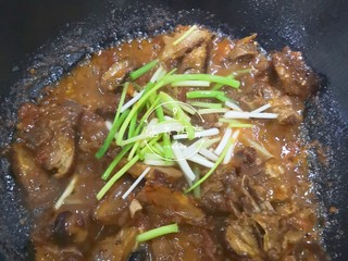 16、茄汁香辣板鸭（潮汕炒鸭脯）,加入葱段