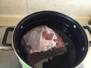 1、“英雄套餐”—下酒菜酱牛肉,准备一块牛肉,冷水浸泡。半个小时以上