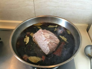 9、“英雄套餐”—下酒菜酱牛肉,把牛肉放在刚刚煮的调味料内