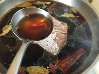 10、“英雄套餐”—下酒菜酱牛肉,加入一勺大料酒。