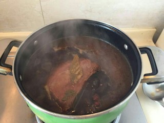 15、“英雄套餐”—下酒菜酱牛肉,收汁中。