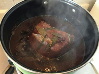 16、“英雄套餐”—下酒菜酱牛肉,继续收汁。要翻翻面,让肉的每一面都。均匀覆盖在酱汁里。