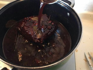 17、“英雄套餐”—下酒菜酱牛肉,可以把底下的酱料淋在上面的肉上,让肉更加入味。