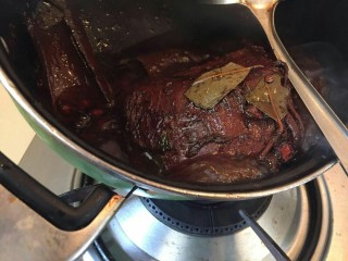 18、“英雄套餐”—下酒菜酱牛肉,收到酱汁变得粘稠了可以啦。关火