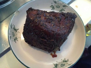 19、“英雄套餐”—下酒菜酱牛肉,完成放入盘子里等待冷却。冷却到室温后不吃的话进冰箱。