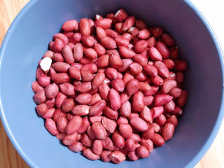 1、凉拌芹菜花生米,准备好花生米。