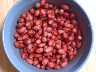 2、凉拌芹菜花生米,花生米提前侵泡30分钟。