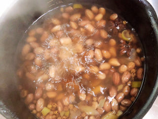 4、凉拌芹菜花生米,盖盖儿小火煮30分钟。