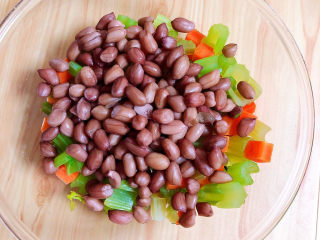 9、凉拌芹菜花生米,蔬菜捞出淋去水分，放入煮好的花生米。