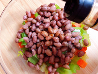 10、凉拌芹菜花生米,放入盐、生抽、米醋。