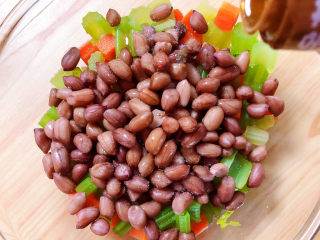 11、凉拌芹菜花生米,放入香油。