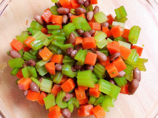 12、凉拌芹菜花生米,将菜拌均匀。