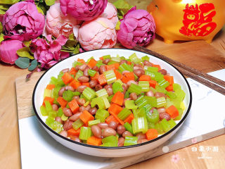 13、凉拌芹菜花生米,盛盘可以上桌了。