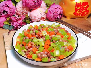 14、凉拌芹菜花生米,爽口又开胃。