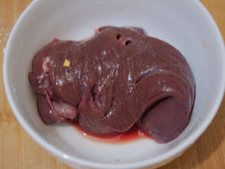 1、青椒炒猪肝,去菜市场买来一小块猪肝