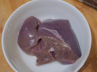 2、青椒炒猪肝,将猪肝洗干净