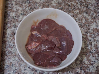 3、青椒炒猪肝,切成小片